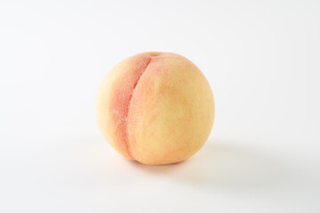 白桃（岡山白桃）の実を白背景で