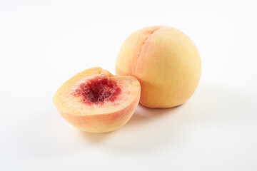 白桃（岡山白桃）の実を白背景で