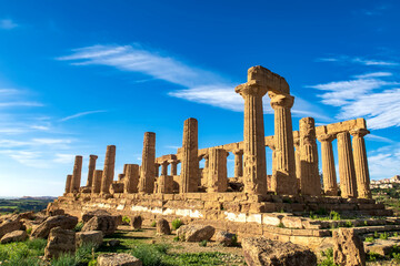 The greek temple of Juno in the Valley of the Temples, Agrigento, Italy. - obrazy, fototapety, plakaty