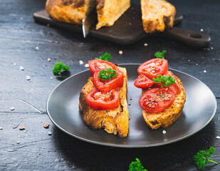 Brotzeit mit leckeren Tomaten - Little snack with bread and tomatoes