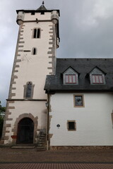 Fototapeta na wymiar Historische Kirche in der Altstadt von Wächtersbach in Hessen