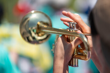 Obraz premium 野球の応援でトランペットで演奏する