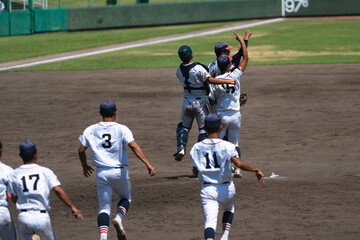 高校野球の試合で優勝を決めた瞬間