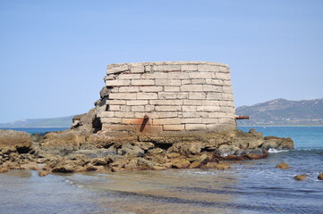 rocas en el mar con muro