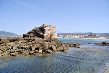 rocas playa y pueblo