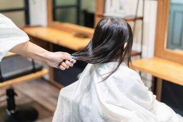 美容室でヘアカットをする女の子