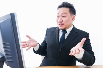 パソコンを見て驚くビジネスマン