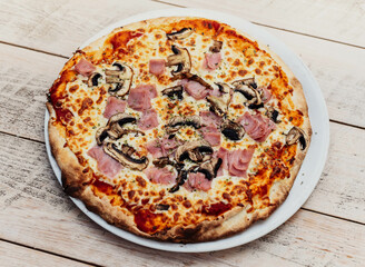 La verdadera pizza napolitana con ingredientes frescos de primera calidad