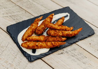 Gambas rebozadas fritas con salsa mayonesa