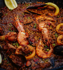 Una típica paella marinera valenciana con arroz 