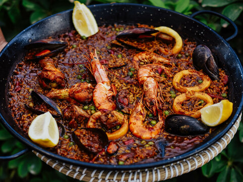 Una t&iacute;pica paella marinera valenciana con arroz 