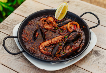 Una típica paella marinera valenciana con arroz 