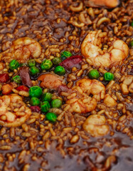 Una típica paella marinera valenciana con arroz 
