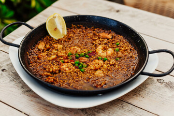 Una típica paella marinera valenciana con arroz 