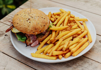 Clasico plato americano de hamburguesa con queso con patatas fritas