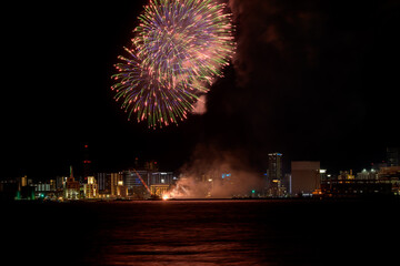 2023年7月　日本福岡県北九州市の夏祭りの美しい打上花火