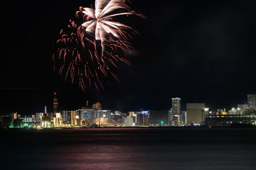 2023年7月　日本福岡県北九州市の夏祭りの美しい打上花火