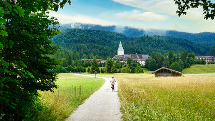 Radfahrerin auf dem Weg zum Schloss Elmau