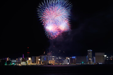 2023年8月　日本福岡県北九州市の夏祭りの美しい打上花火
