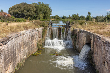 Obraz premium esclusa del Canal de Castilla en Palencia 