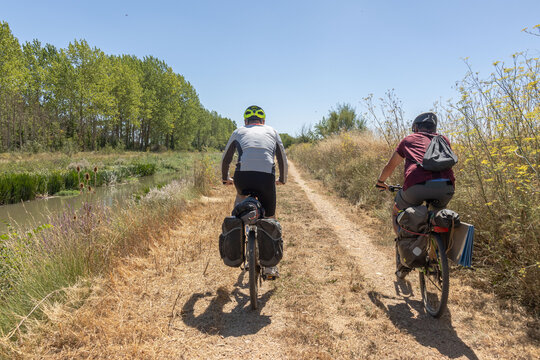 paseando en bicicleta con alforjas por el canal de Castilla 