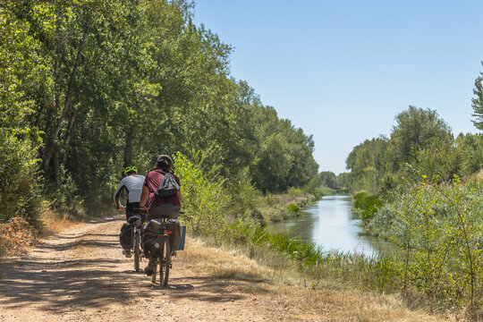 paseando en bicicleta con alforjas por el canal de Castilla 