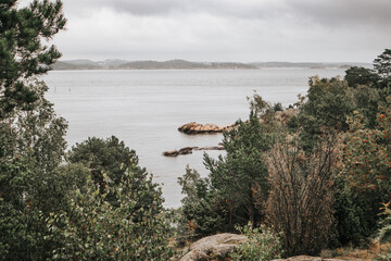 Widok na morze w Norwegii w pochmurny dzień, Kristiansand