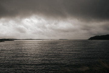 Widok na morze w pochmurny dzień w Norwegii - obrazy, fototapety, plakaty
