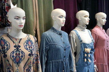 Skurrile weiße Schaufensterpuppen ohne Haare mit Make-up in traditioneller islamischer und...