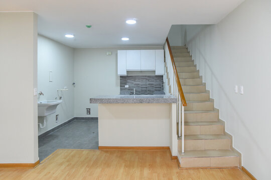 kitchenete con lavabo y escalera en departamento