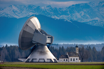 Satelliten-Kommunikation ins Weltall über die Erdfunkstelle in Bayern. Im Hintergrund die...