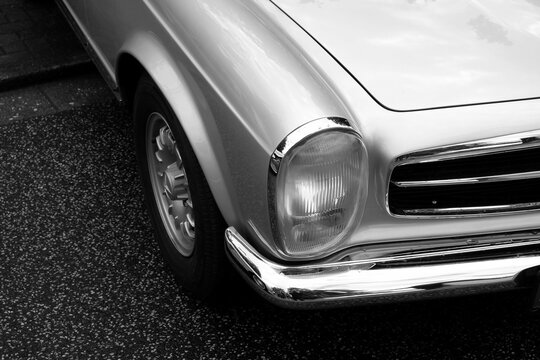 Mercedes 230 SL, 250 SL,  280 SL Pagode Roadster und Cabriolet der Sechziger Jahre am 29.07.2023 beim Oldtimertreffen Golden Oldies in Wettenberg Krofdorf-Gleiberg bei Gie&szlig;en in Hessen in Schwarzwei&szlig;