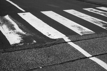 Zebrastreifen auf ausgebessertem alten grauen Asphalt in der Provinz in Wettenberg...
