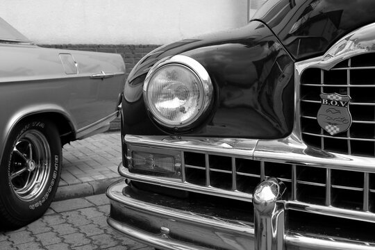 K&uuml;hlergrill in Chrom einer Packard DeLuxe Eight Achtzylinder Limousine der F&uuml;nfzigerjahre am 29.07.2023 bei den Golden Oldies in Wettenberg Krofdorf-Gleiberg bei Gie&szlig;en in Hessen in Schwarzwei&szlig;