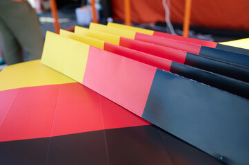 Deutschland Fahne als Pappschild in schwarz rot gold