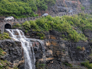 Obraz premium Glacier National Park Water Flowing into Road