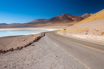 Fototapeta na wymiar Lagoa Tuyacto: Oásis sereno no Deserto do Atacama, com águas calmas e paisagem pitoresca em meio às formações geológicas.