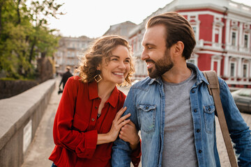 Obraz premium man and woman on romantic vacation walking together