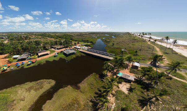 Imagem A&eacute;rea rio Capivara no Emiss&aacute;rio de Arembepe no munic&iacute;pio de Cama&ccedil;ari, Bahia, Brasil.