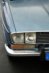 Blaue französische Fließheck Limousine der Siebziger Jahre mit Doppelscheinwerfer im Sommer bei...