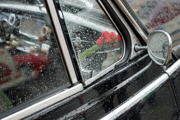Dreizylinder Zweitakter Limousine in Schwarz der Fünfziger Jahre mit Regentropfen auf dem...