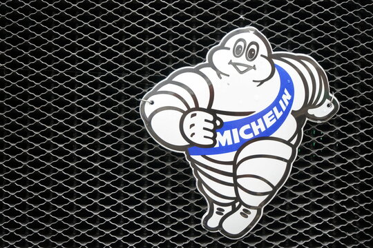Michelin M&auml;nnchen auf dem K&uuml;hlergrill eines G&uuml;lder Traktor mit Zweizylinder Dieselmotor am 29.07.2023 beim Oldtimertreffen Golden Oldies in Wettenberg Krofddorf-Gleiberg bei Gie&szlig;en in Hessen
