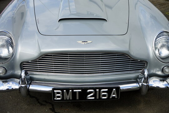 Aston Martin DB5 Coup&eacute; und Sechszylinder Sportwagen von James Bond am 29.07.2023 beim Oldtimertreffen Golden Oldies in Wettenberg Krofdorf-Gleiberg bei Gie&szlig;en in Hessen