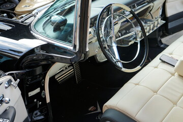Lenkrad mit Chrom und edles Interieur in Naturfarben eines Luxus Hardtop Coupé der Fünfzigerjahre...