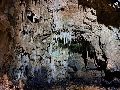 grotta con stalattiti e stalagmiti, attraversata dal fiume
