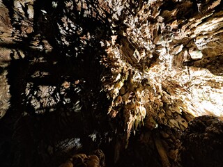 grotta con stalattiti e stalagmiti, attraversata dal fiume