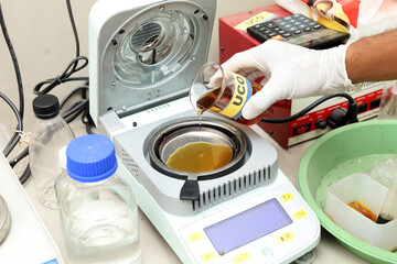 laboratory workers test the water content in the oil, or the water content in the oil using an automatic moisture analyzer