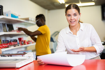 Obraz premium Worker in printing and press centar check the print quality