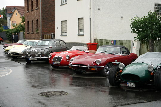 Jaguar E-Type Zw&ouml;lfzylinder Sportwagen der Sechzigerjahre in Dunkelrot und MGA in Rot am 30.07.2023 beim Oldtimertreffen Golden Oldies in Wettenberg Krofdorf-Gleiberg bei Gie&szlig;en in Hessen