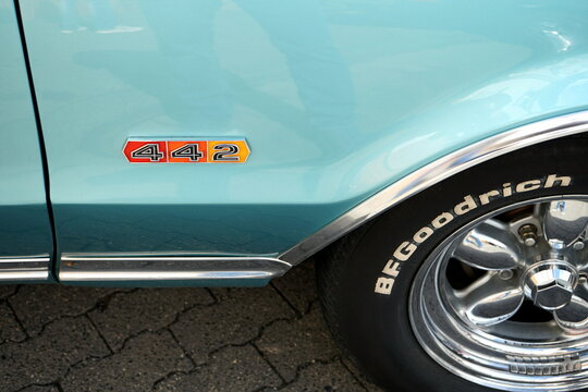 Oldsmobile 442 Coup&eacute; der Sechziger Jahre in Blau Metallic mit Vinyldach im Sommer bei Sonnenschein am 30.07.2023 beim Oldtimertreffen Golden Oldies in Wettenberg Krofdorf-Gleiberg bei Gie&szlig;en in Hessen